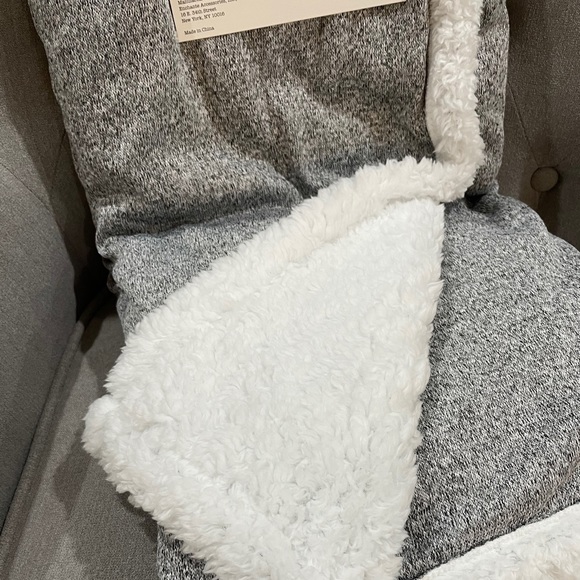 Rae Dunn Sherpa Throw - Picture 5 of 5